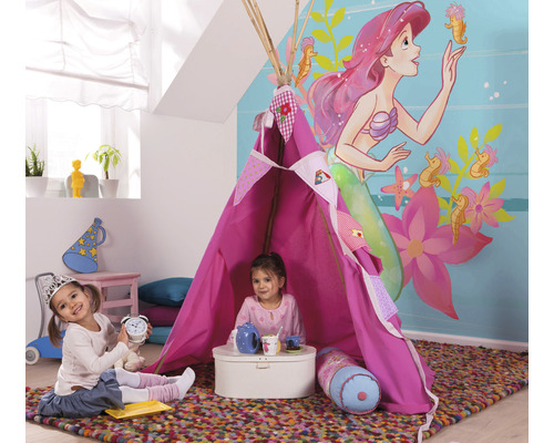 Kinderzimmer mit rosa Tipi, Dekoration und Wandbild