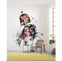 Wohnzimmer mit gemalter Star Wars Figur Boba Fett an der Wand, Sessel und gelbem Teppich