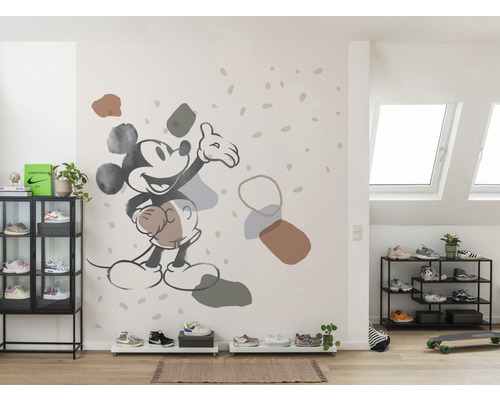 Intérieur avec étagères à chaussures, vitrine et sticker mural