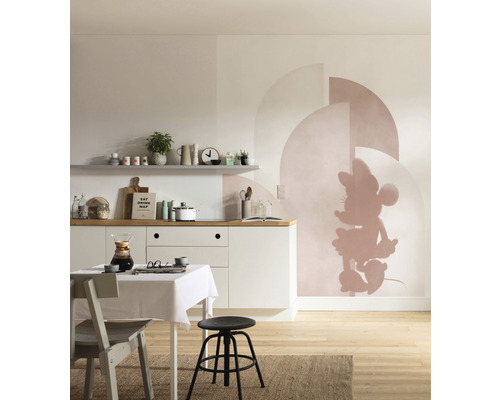 Pièce à vivre avec kitchenette, table à manger et peinture murale avec motif Minnie Mouse