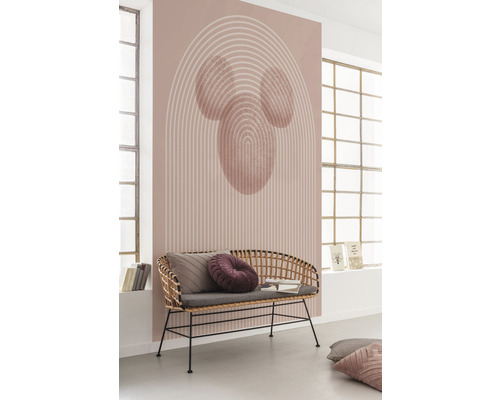 Raum mit geometrischer Mustertapete und Korbsitzbank