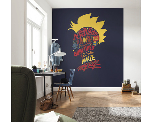 Wohnraum mit Wandtattoo im Comicstil, das eine stilisierte Figur und den Schriftzug Ich habe die Welt gerettet zeigt