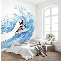 Schlafzimmer mit Wandbild von Micky Maus beim Surfen auf einer Welle