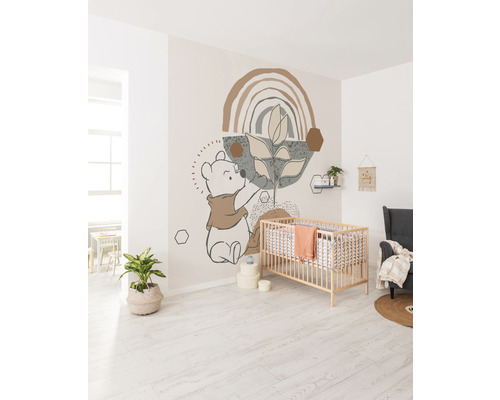 Helles Kinderzimmer mit Wandtattoo, Gitterbett und Sessel