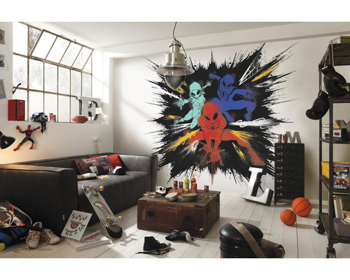 Modernes Jugendzimmer mit einer Wandgestaltung mit Superheldenmotiv, einem grauen Sofa und verschiedenen dekorativen Elementen wie einem Skateboard und Boxhandschuhen.