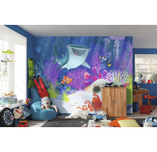 Kinderzimmer mit Findet Nemo Fototapete, Sitzsack und Kind