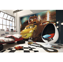 Themenzimmer mit Tapete mit Cartoon-Motiven, Bett auf Reifen, Rennstrecke und Ei-Sessel