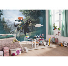 Kinderzimmer mit Wandbild, Bett, Tisch und Stühlen