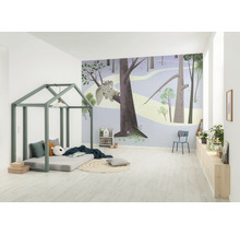 Kinderzimmer mit Waldtapete, Hausbett und Holzboden