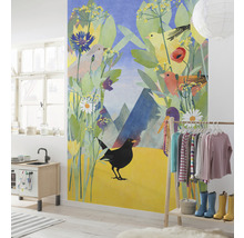Kinderzimmer mit Wandbild, das Vögel und Pflanzen zeigt