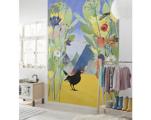 Kinderzimmer mit Wandbild, das Vögel und Pflanzen zeigt