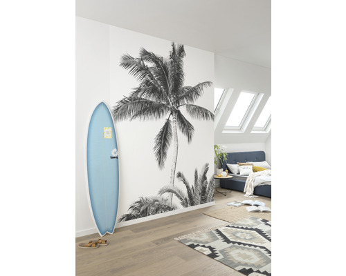 Helles Schlafzimmer mit Fototapete, Surfbrett und Teppich