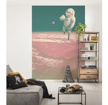 Wohnzimmer mit Astronauten-Fototapete, Sofa und Regal