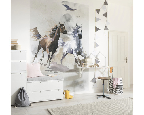 Kinderzimmer mit Pferdetapete, Kommode und Schreibtisch