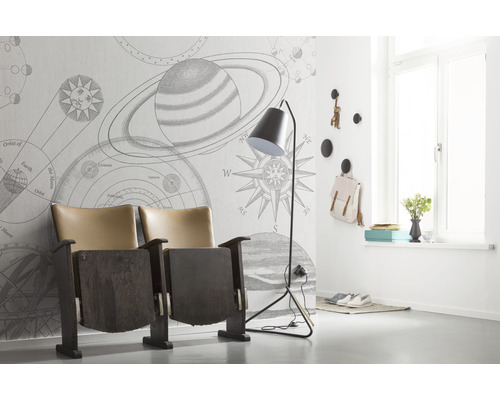 Vue d''une pièce avec papier peint à motifs de planètes, fauteuil de théâtre et lampadaire