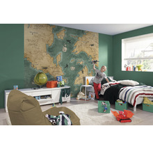 Kinderzimmer mit Weltkarten Tapete, Bett, Kommode und Kind, der ein Spielzeugflugzeug hält.