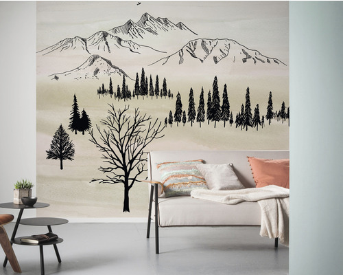 Wohnraum mit Wandtapete mit Berg- und Waldmotiv