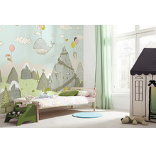 Kinderzimmer mit gemusterter Tapete, Kinderbett und Spielhaus