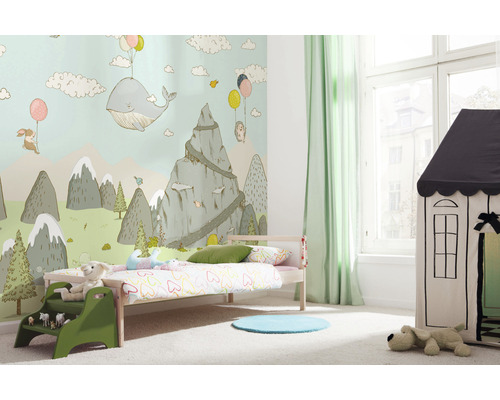 Kinderzimmer mit gemusterter Tapete, Kinderbett und Spielhaus