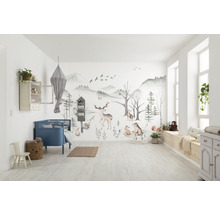 Hell gestaltetes Kinderzimmer mit Waldtapete, blauem Gitterbett und Holzmöbeln