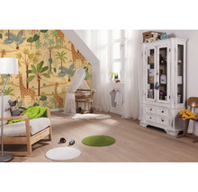 Kinderzimmer mit Giraffentapete, Babywiege und Spielzeug
