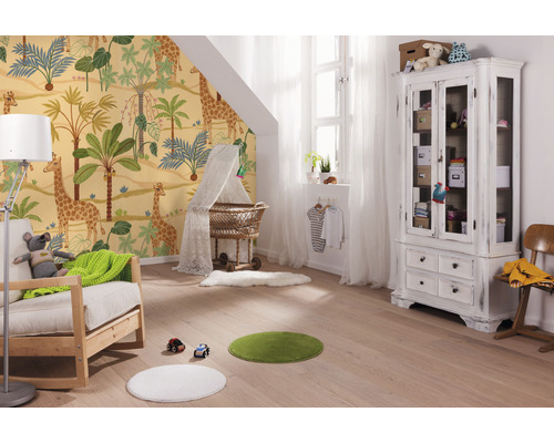 Chambre d''enfant avec papier peint girafe, berceau et jouets