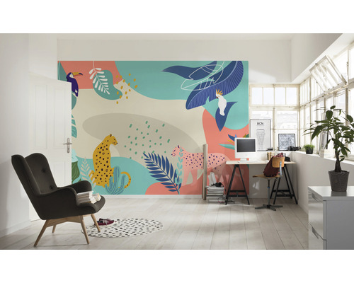 Illustration décorative de plantes et d''animaux comme décoration murale dans une pièce lumineuse