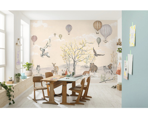 Zimmer mit Tiermotiven und Heißluftballons an der Wand