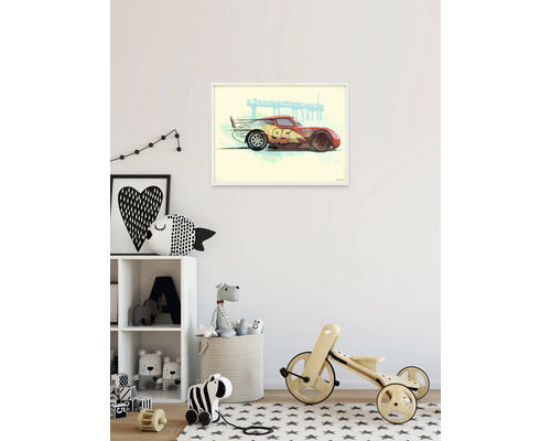 Chambre d''enfant décorative avec une image encadrée de Lightning McQueen