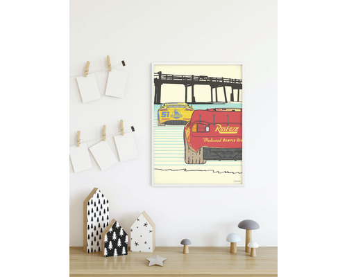 Gerahmtes Bild mit einem Motiv aus dem Film Cars, das zwei Rennwagen und eine Brücke zeigt