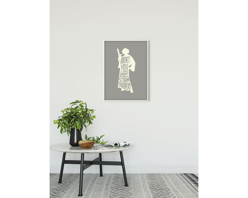 Tableau mural encadré Star Wars avec silhouette de la princesse Leia et citation sur une table avec décoration