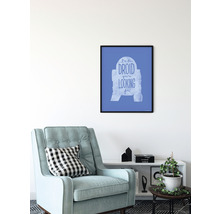 Tableau mural Star Wars encadré avec le texte Je suis le droïde que vous recherchez au-dessus d''un fauteuil et d''une étagère