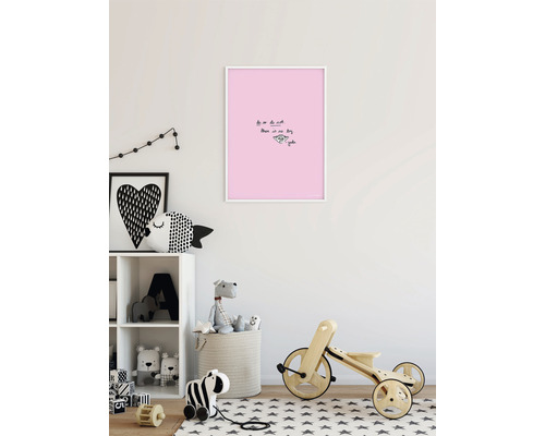 Chambre d''enfant avec des jouets, une étagère et une image encadrée au mur