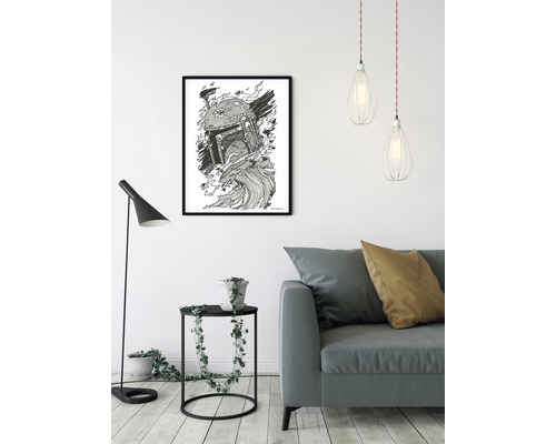 Salon avec canapé, lampadaire, table d''appoint et motif de casque encadré