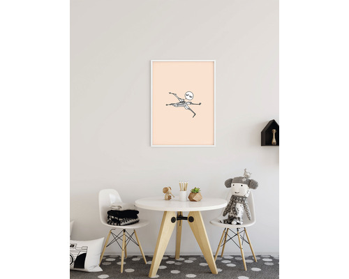 Décoration de chambre d''enfant avec table, chaises et image encadrée