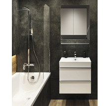 Salle de bains avec baignoire, robinetterie de douche et meuble sous-lavabo avec armoire de toilette.