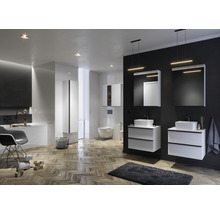 Modernes Badezimmer mit Waschtischen, Spiegeln, Badewanne und Holzfußboden