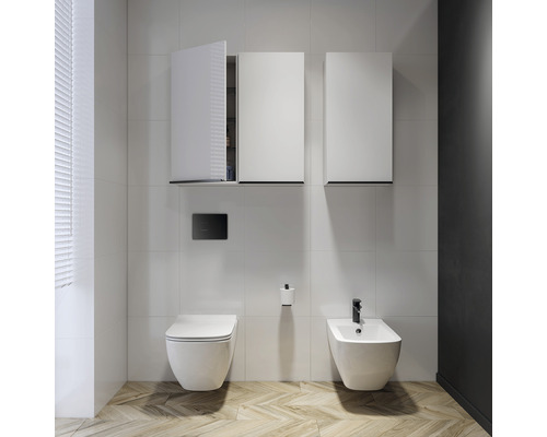 Modernes Badezimmer mit Toilette, Bidet und drei Hängeschränken