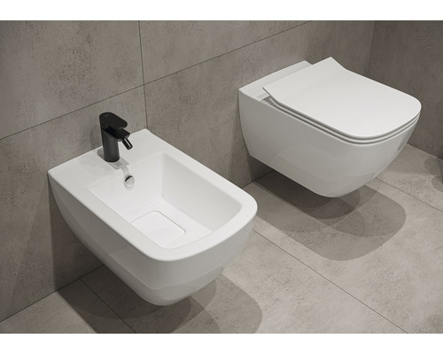 Wandhängendes Bidet und Toilette im Badezimmer