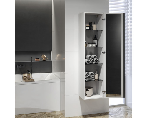 Salle de bains moderne avec baignoire et armoire de toilette ouverte pour ranger les accessoires de bain