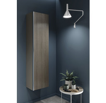 Badezimmer mit Hängeschrank in Holzoptik und Wandlampe
