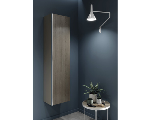 Salle de bains avec armoire suspendue aspect bois et applique murale