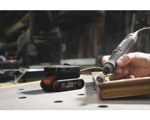 Ponceuse multifonction sans fil avec batterie 20 volts ponçant du bois