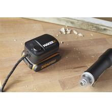 Maker X Worx Nadelöhr mit 20 Volt Lithium Batterie und Heißluftpistole auf einem Holztisch
