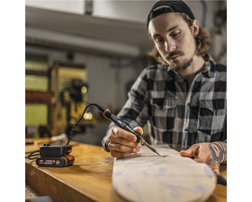 Akkulötgerät im Einsatz auf einer Holzoberfläche