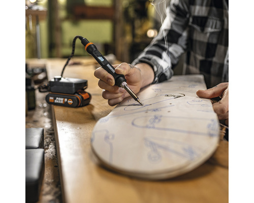 Akkubetriebener Lötkolben in Verwendung zum Bearbeiten von Holz