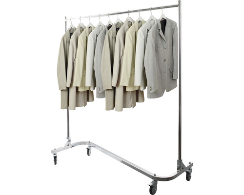 Garderobenständer aus Metall mit verschiedenen Jacken auf Kleiderbügeln