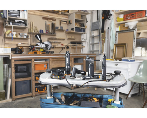 Scène d''atelier avec boîte à outils et divers outils