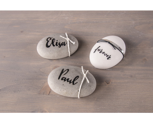 Drei beschriftete Steine als Tischdeko