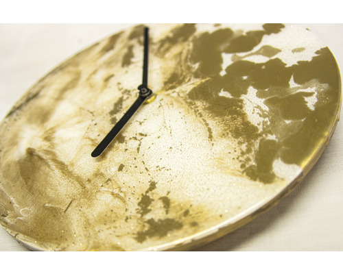 Dekorative Wanduhr mit abstraktem Muster